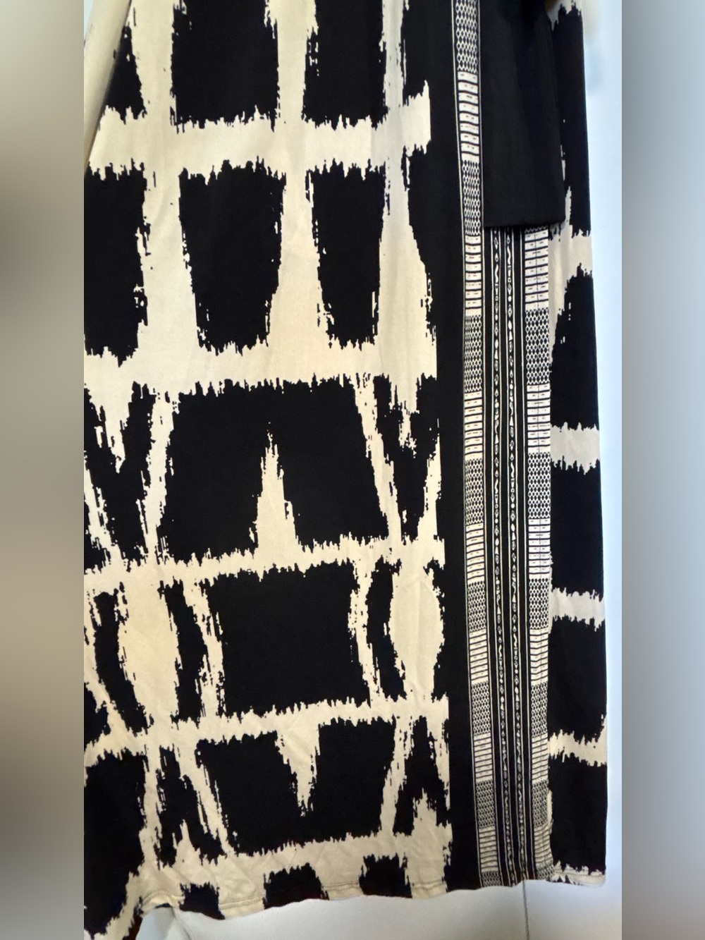 Le Chateau Abstract Print Black and Cream V-Neck Maxi Summer Dress Side Slit - Picture 3 of 7